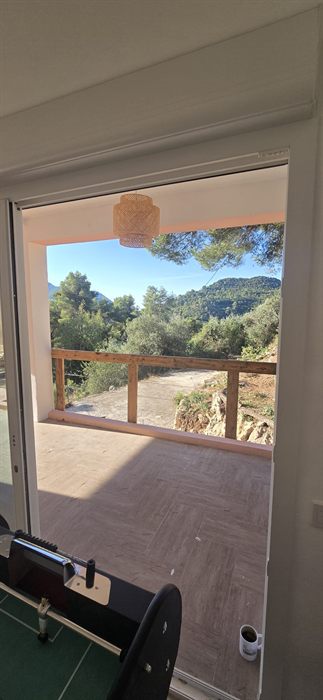 Le babyfoot au premier plan, la terrasse et la vue derrière