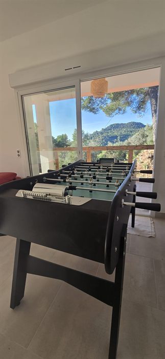 Le babyfoot face à la baie vitrée