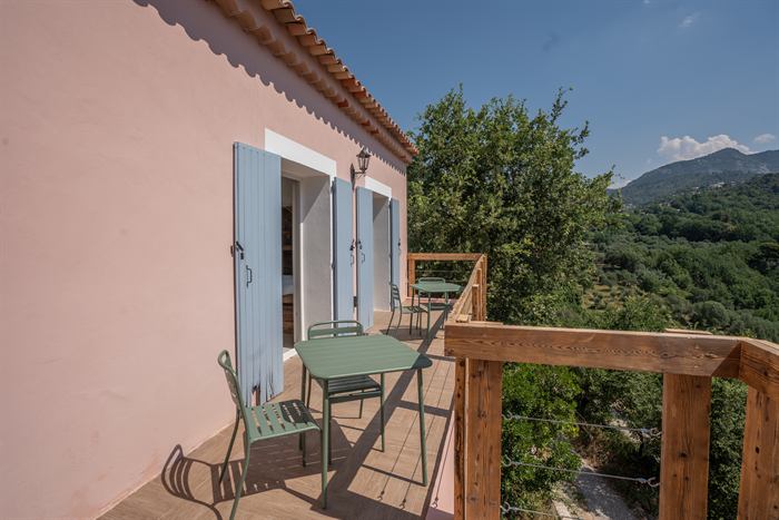 Coin repas sur le balcon avec vue sur les collines