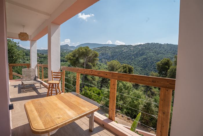 Table en bois sur le balcon face aux montagnes