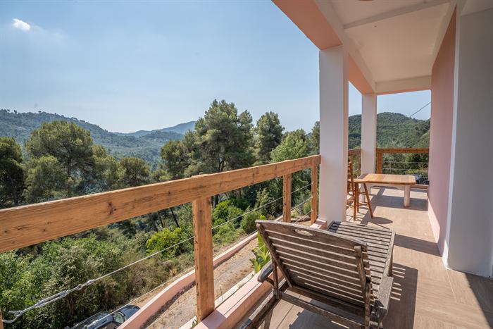 Balcon couvert avec vue panoramique sur la vallée