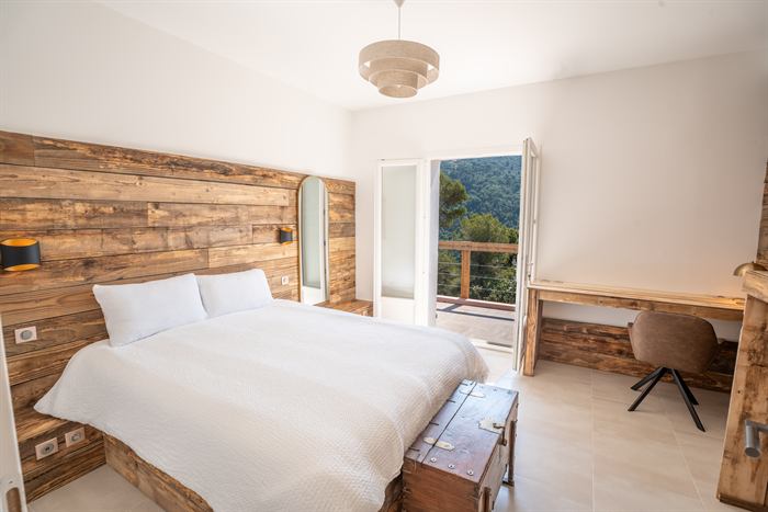 Première chambre avec accès au balcon
