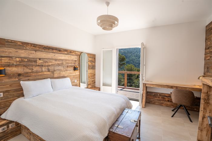 Chambre avec tête de lit en bois brut