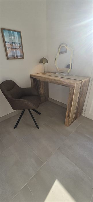 La coiffeuse en vieux bois de la chambre L'Estéron