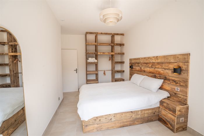 Deuxième chambre avec étagères en bois
