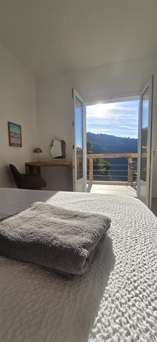 La chambre L'Estéron et sa porte-fenêtre sur le balcon