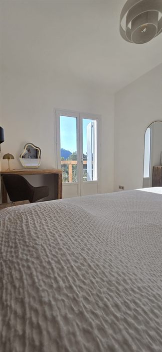 La vue depuis le lit de la chambre L'Estéron