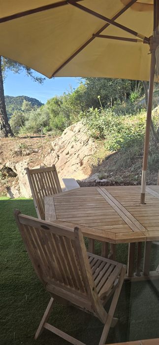La table du jardin à l'ombre du parasol
