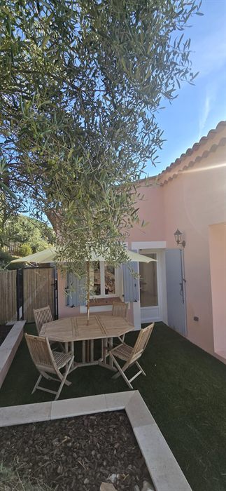 Le coin repas du jardin sous l'olivier