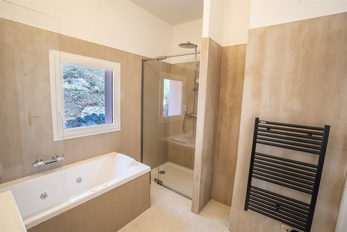 Salle de bain avec baignoire et douche italienne