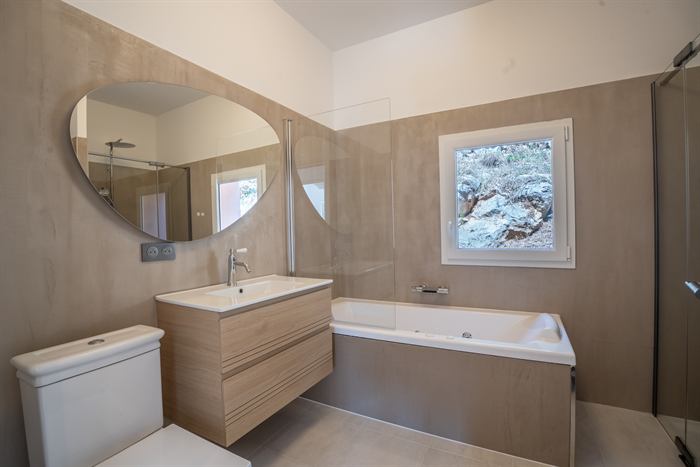 La vasque et le miroir de la salle de bain