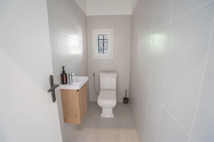 Le WC séparé avec son lave-mains